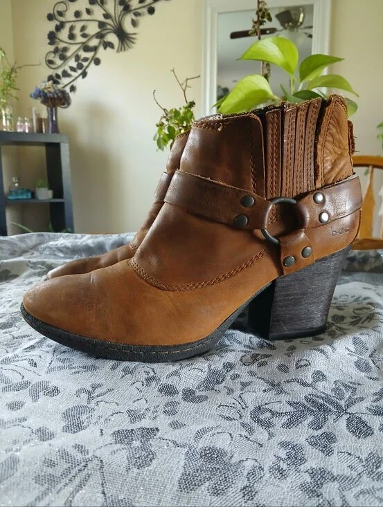 boc Women's Size 8.5 Cognac Brown Leather Ankle Booties with Decorative Ring