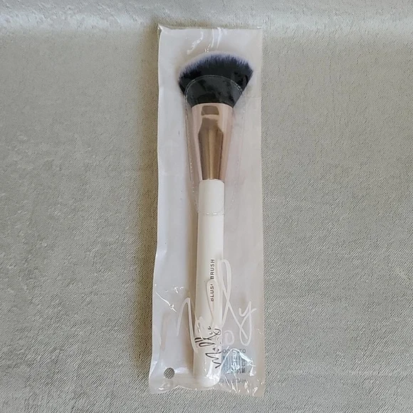 🆕️ MALLY XO Angled Blush Brush