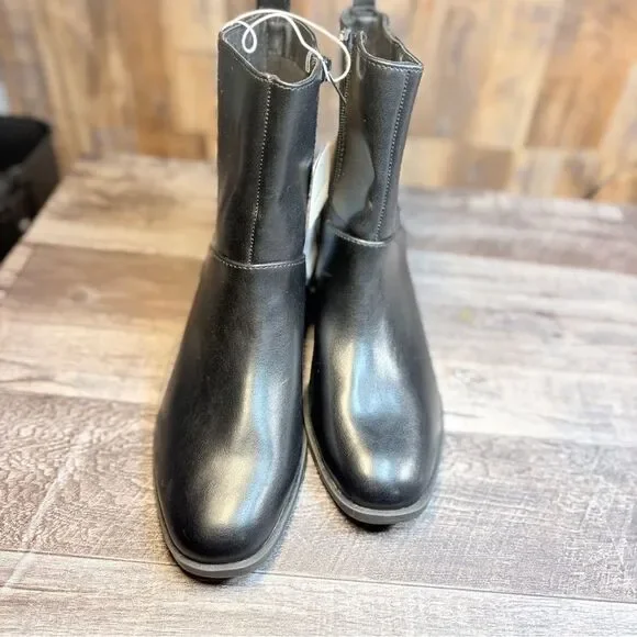 Size 8 black ankle zip up boots, nwt
