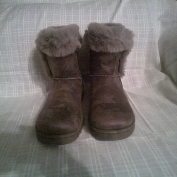 SO Women's Paulina Camo Faux‎ Fur Winter Boot Size 7 USA