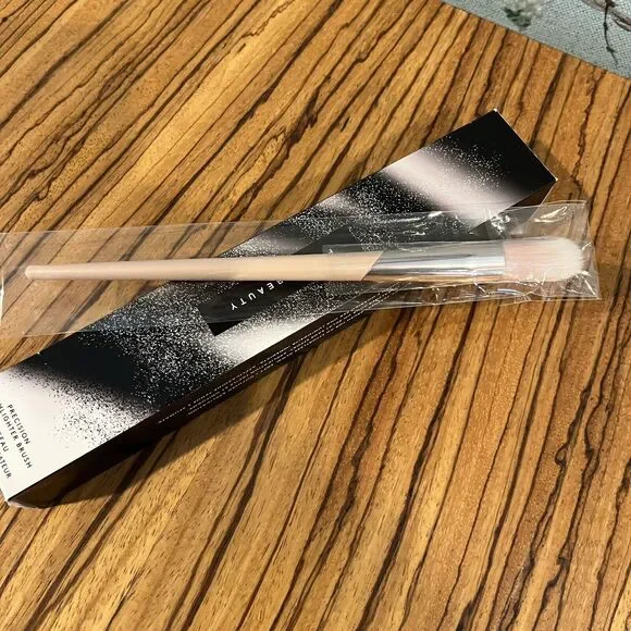 Fenty Beauty By Rihanna 135 Precision Highlighter Brush