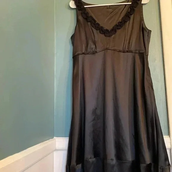 Tahari black silk vneck empire waist dress size 8
