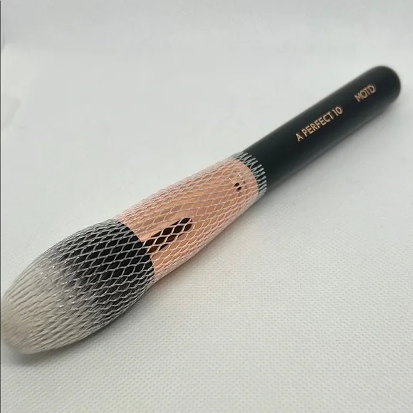 Black and White Professional Makeup Brush for Powder Application #1