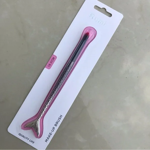 Rumi Mermaid Tail Flat Shader Eyeshadow Brush Silver NWT