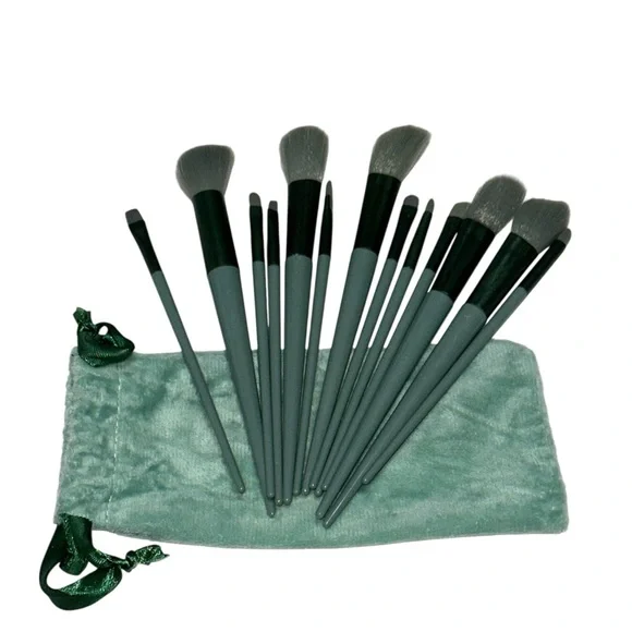 New, 14 Piece Makeup Brush Set with Pouch‎