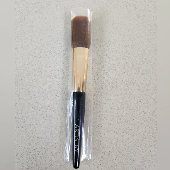 Artistry Cheek Brush **NEW