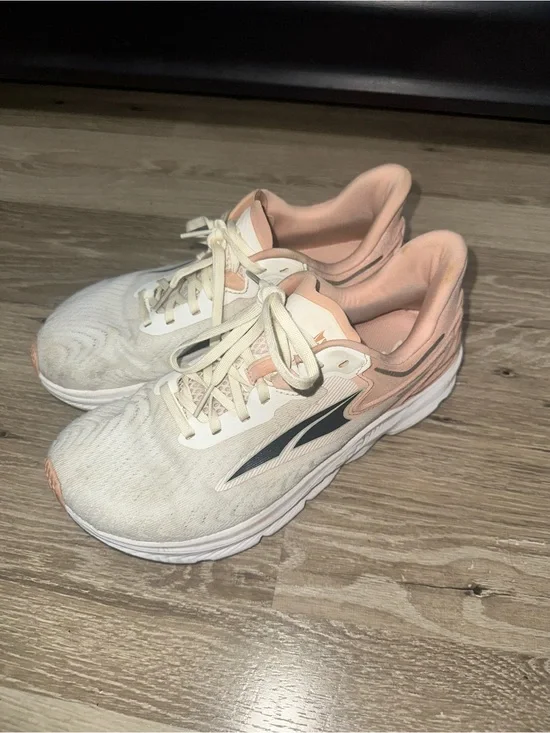 ALTRA Women's Torin 6 Sneaker women size 8.5 White and Pink with Breathable Mesh