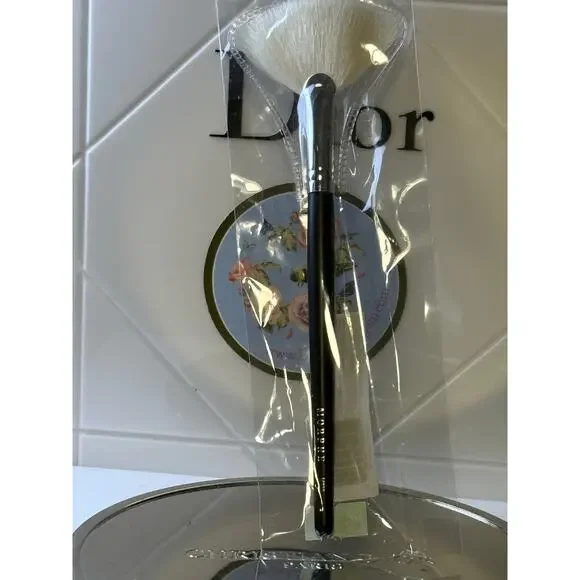Morphe M310 Large Soft Fan Brush - NEW