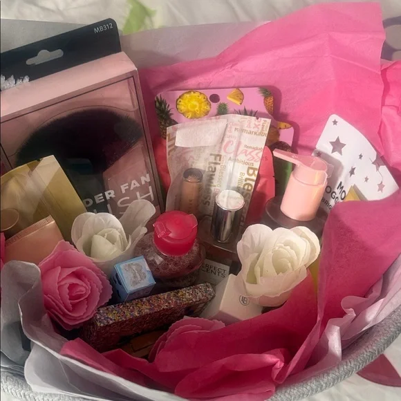 Makeup Gift Set with Pink and White Accents. Over 200$ in ultra products