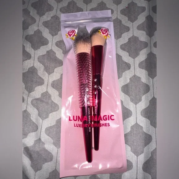 Two-piece makeup brush set