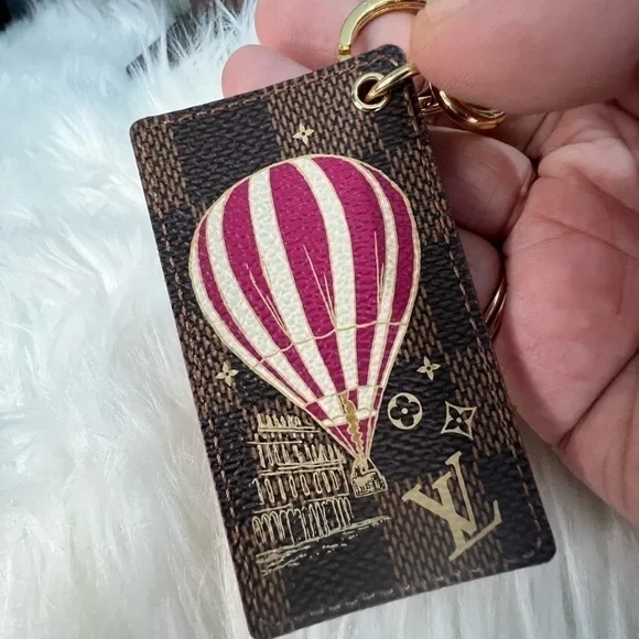 𝅺LOUIS vuitton Brown Illustre Air Balloon DE charm intial EC