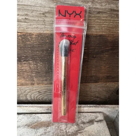 NYX Professional Makeup x Netflix La Casa de Papel Face Brush‎ – MHPB01