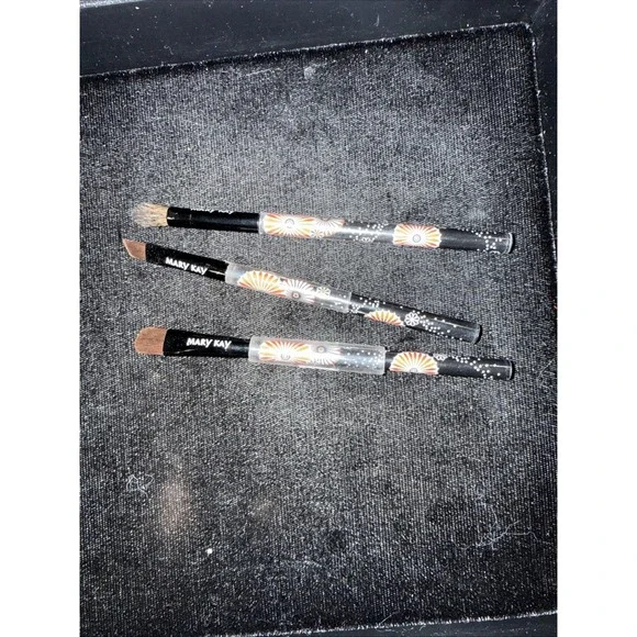 3 Pieces Mary Kay Make‎ Up Brushes Limited Edtion lot (2185)