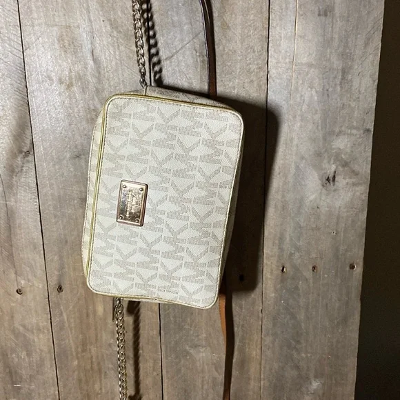 MICHAEL KORS Large East West Crossbody in Signature