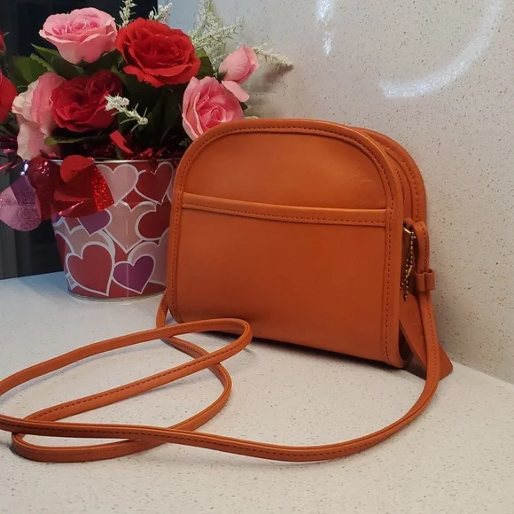 USA 🇺🇸 Vintage COACH orange leather crossbody bag