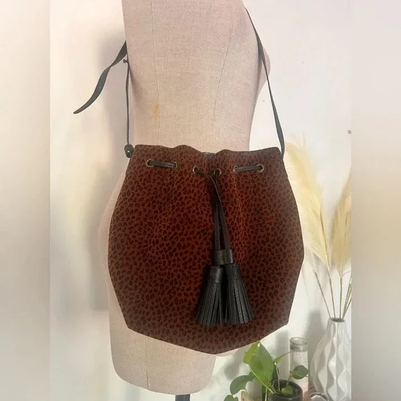 Women’s American‎ Eagle faux suede leopard print crossbody w/ faux leather strap