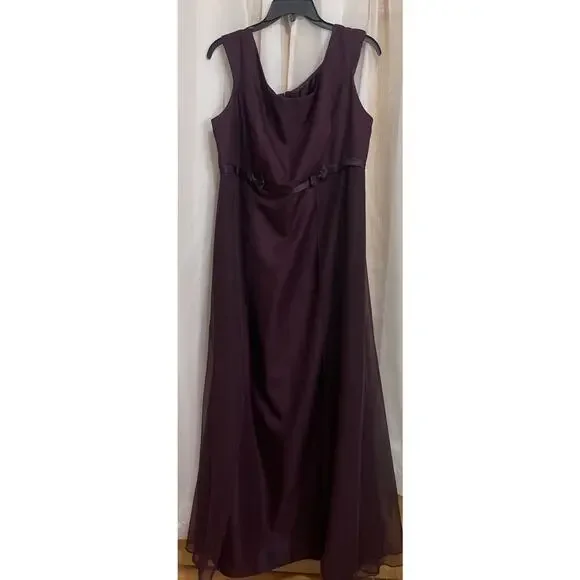 Champagne Formals Women’s Gown Size 38 (US 8) Burgundy Long Chiffon Sleeveless‎