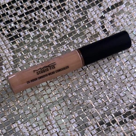 MAC Cosmetics Studio Fix 24-Hour Smooth Wear Concealer - Cream A20