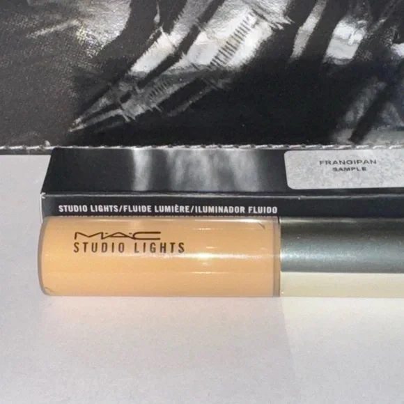 MAC Studio Lights concealer-Frangipan