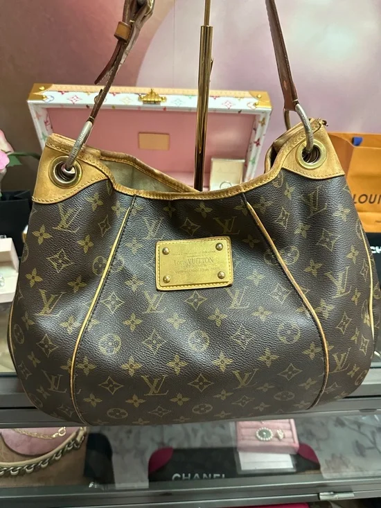 100% authentic Louis Vuitton Galliera