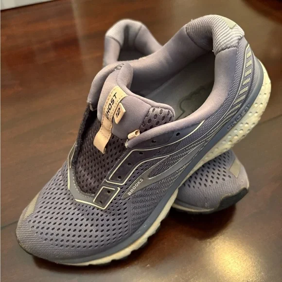 BROOKS GHOST 12 Running shoes periwinkle color size 8 1/2