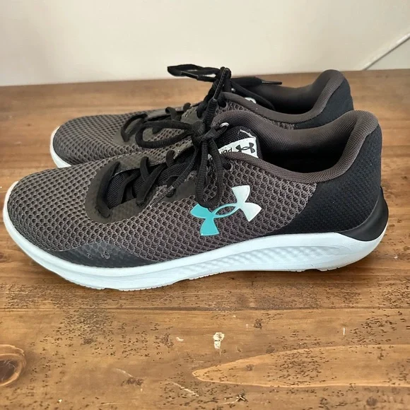 Under Armour charged pursuit 3 trainers in grey,size 11