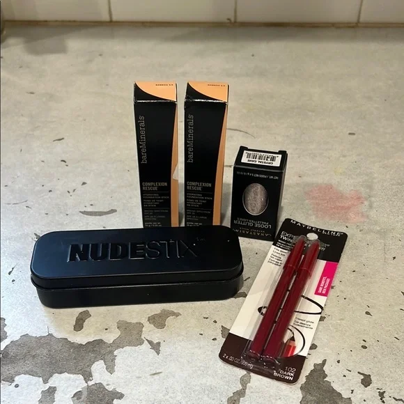 NUDESTIX Black and Red Concealer Makeup Set