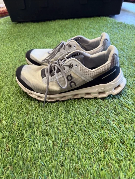 On Running Lightweight Sneakers in Light Gray and Black