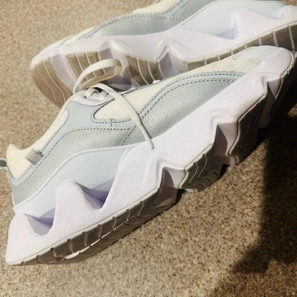 Nike Ryz Women's white and grey gym running shoes 10