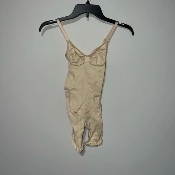 SKIMS SEAMLESS SCULPT MID THIGH BODYSUIT SAND SMALL