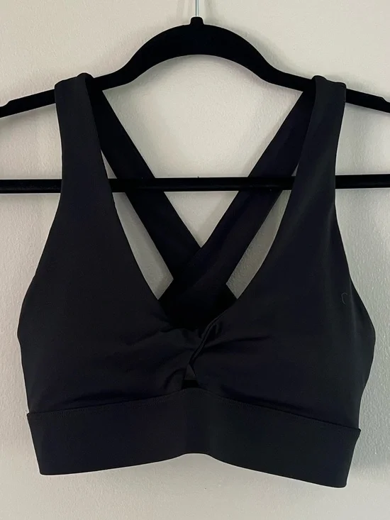 Fabletics Oasis Strappy Twist Sports Bra Athleisure for Gym, Running or Workouts