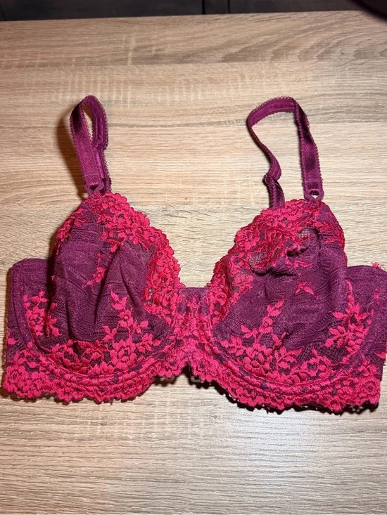 Wacoal Two-Tone Lace Underwire Bra in Berry and Red size 32DD