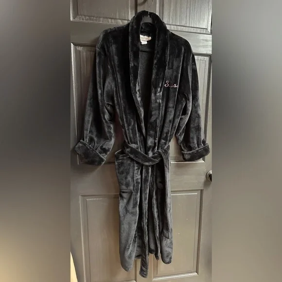 PersonalizationMall.com Kimono Style Robe Black Fleece One Sz Embroider “Sassy”
