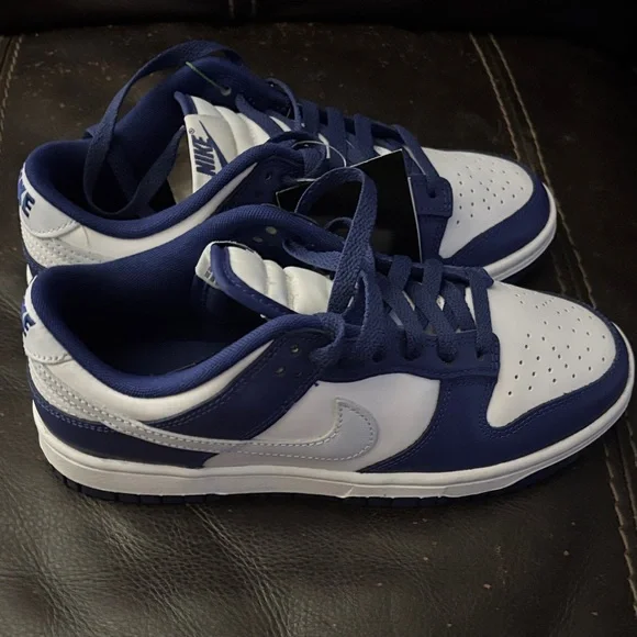 Women’s Dunks nwt. One day only!!