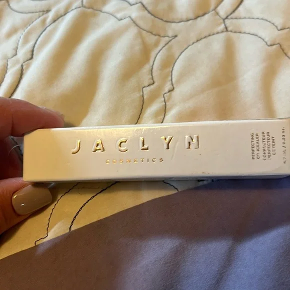 Joclyn perfecting under eye concealer