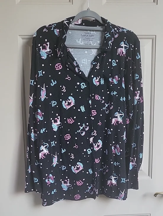 Torrid Black Zodiac Sleep Top Size 2 (2X) Soft Button Front Lounge Shirt