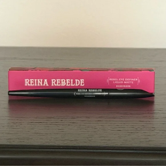 Black Liquid Matte Eye Definer