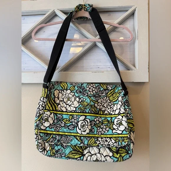 Vera Bradley Island Blooms Messenger‎ Laptop Bag Blue White Floral 14.75x11x4.25