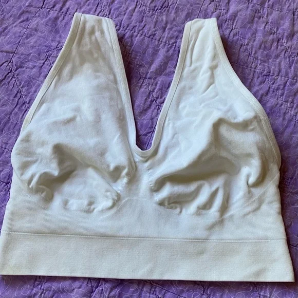 NEW Cute white bralette. Nylon/spandex. Size M