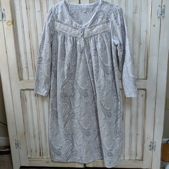 Aria, women's fleece nightgown. Size M