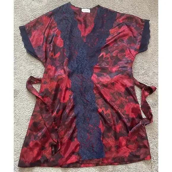 80s Vintage Vanity Fair Satin Floral Red Roses Navy Lace Trimmed Robe/Kimono LG