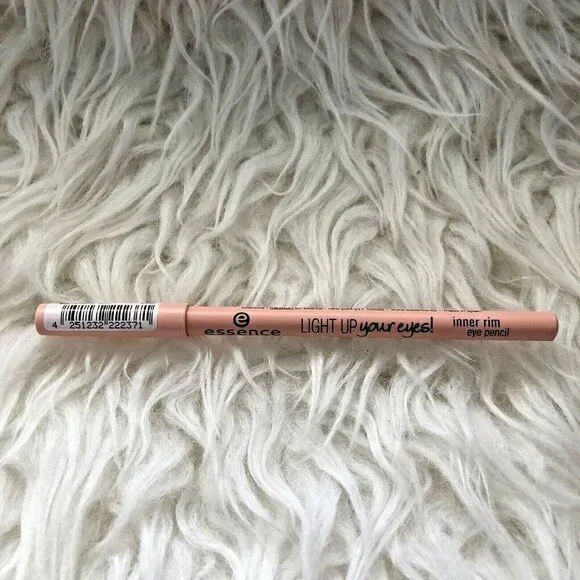 ESSENCE Light up your eyes! Inner Rim Eye Pencil Shade 02 Peachy Day