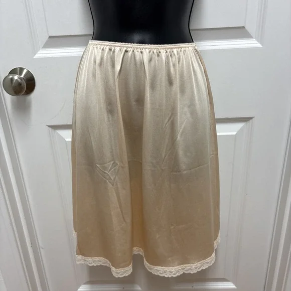 Woman's Warners Apricot Colored Perfect Measure Half Slip Lace Hem - Large