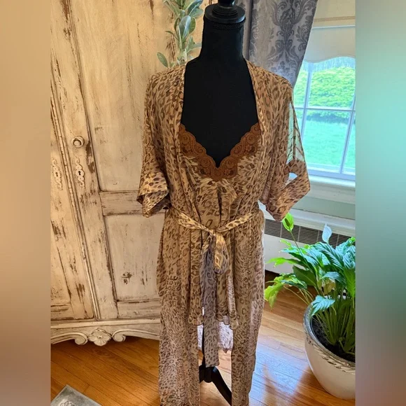 Delicates Cami and robe set. Semi Sheer. Leopard print. XL. Intimate, sexy,