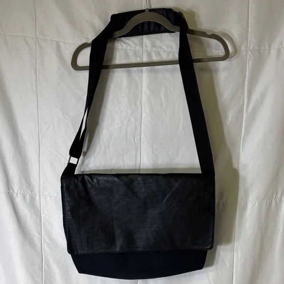 Attitude Black Leather &‎ Canvas Messenger Bag Crossbody Adjustable Strap