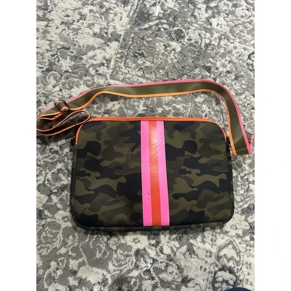 HAUTE SHORE‎ - PARKER LAPTOP SLEEVE NEOPRENE CAMO CROSSBODY BAG ADJUSTABLE STRAP