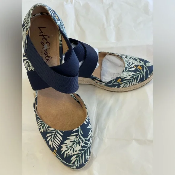 NWOB Life Stride Women's Navy Bold Floral Espadrille Shoes in size 9.5