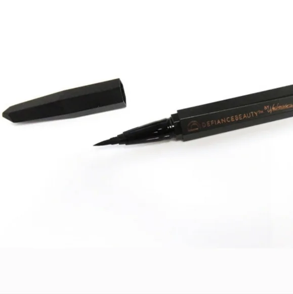 Defiance Beauty Infinity Liquid Eyeliner in shade Enigma (Carbon Black)