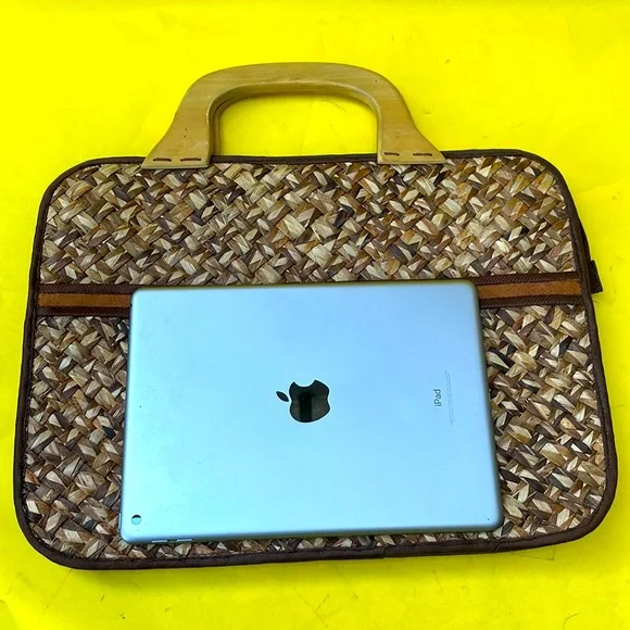 Vintage multicolored straw laptop bag