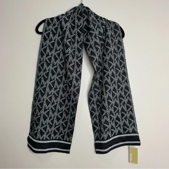 NWT Michael Kors Women’s MK‎ Knit Scarf Gray Silver